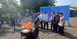 BNN Provinsi Banten memusnahkan ganja seberat 4 kilogram yang diselundupkan melalui jasa pengiriman. (Sumber: POSKOTA | Foto: Rahmat Haryono)
