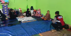Kondisi warga terdampak tanah bergerak di Desa Pasirmunjul, Purwakarta, di lokasi pengungsian. (Sumber: POSKOTA | Foto: Dadan Sukmana)