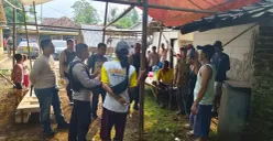 Petugas Polsek Petir saat berada di lokasi kejadian untuk menyelidiki kasus penganiayaan yang dialami Ubaidi. (Sumber: Dok. Polsek Petir)