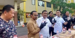 Konferensi pers pengungkapan dugaan kasus peredaran susu dengan label kedaluwarsa palsu di Mapolresta Bogor Kota, Selasa, 17 Juni 2025. (Sumber: POSKOTA | Foto: Sekar Putri Andini)