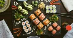 Hari Sushi Sedunia Diperingati Tiap 18 Juni, Berikut Sejarah dan Varian Sushi yang Difavoritkan (Sumber: Unsplash/Jakub Dziubak)