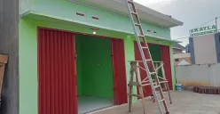 Bangunan mewah yang didirikan di atas lahan pengairan ini harus dibongkar dalam waktu singkat. (Sumber: Poskota/Nurpini Aulia Rapika)