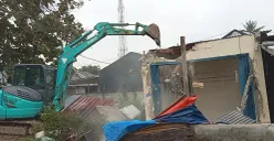 Bangunan di sepanjang jalan tanggul, kampung gabus, desa Srimukti, Kecamatan Tambun Utara, Kabupaten Bekasi di bongkar usai KDM melakukan sidak dadakan beberapa waktu lalu. (Sumber: Istimewa)