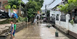 Warga Kelurahan Petogogan, Jakarta Selatan, sedang membersihkan sisa air seusai banjir, Rabu, 18 Juni 2025. (Sumber: Poskota/Pandi Ramedhan)