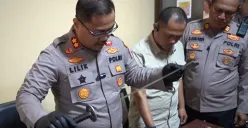 Kapolres Purwakarta AKBP Lilik Ardiansyah mengamati barang bukti senjata tajam dari geng motor yang kerap meresahkan wilayahnya. (Sumber: Humas Polres Purwakarta)