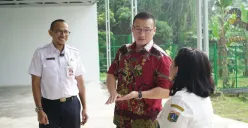 Kepala Dinas KPKP Hasudungan Sidabalok bersama Anggota Komisi C DPRD Jakarta, Hardiyanto Kenneth. (Sumber: Poskota/Pandi Ramedhan)