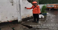 Petugas saat cek ketinggian air di kawasan Petogogan, Jakarta Selatan, Rabu, 18 Juni 2025. (Sumber: BPBD Jakarta)