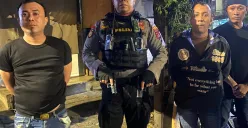 Kepala Tim 3 Presisi Polres Metro Depok menyita dua senjata api jenis air gun glock beserta peluru bersama mengamankan debt collector. (Sumber: Dok Samapta Polres Metro Depok)