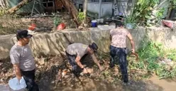 Kapolsek Cinere AKP Pesta Hasiolan Siahaan bersama anggota turun ke Kali untuk membersihkan tumpukan sampah untuk dibersihkan. (Sumber: Humas Polsek Cinere)