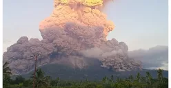 Gunung Lewotobi Laki-Laki yang terletak di Kabupaten Flores Timur, Nusa Tenggara Timur (NTT) mengalami erupsi. (Sumber: X/@IIGEAac)