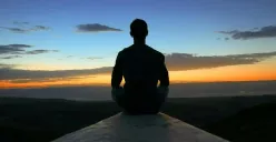 Ilustrasi seorang laki-laki sedang melakukan meditasi. (Sumber: PXHere)