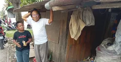 Cambang, 78 tahun, lansia tua renta yang tinggal di gubuk reyot tak layak huni bersama anaknya yang baru berusia 8 tahun. Sehari-hari Cambang harus tinggal bersama tumpukan sampah dan hewan peliharaan.