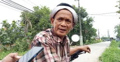 Irwansyah, 51 tahun, warga Kampung Gabus yang mengaku keturunan Bupati Bekasi pertama. (Sumber: POSKOTA | Foto: Nurpini Aulia Rapika)