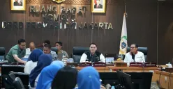 Ketua Komisi C DPRD Provinsi DKI Jakarta Dimaz Raditya memimpin rapat kerja bersama sejumlah Satuan Kerja Perangkat Daerah (SKPD) di Ruang Rapat Komisi C DPRD DKI Jakarta. (Sumber: Sekretariat DPRD Provinsi DKI Jakarta)