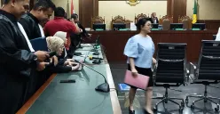 Lisa Rachmat seusai menjalani sidang vonis di Pengadilan Tipikor Jakarta terkait kasus Ronald Tannur. (Sumber: POSKOTA | Foto: Ramot Sormin)