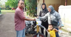 Penyidik Reskrim Polsek Tajurhalang, Aiptu Fanil mengembalikan motor milik korban penipuan dan penggelapan modus meminjam. (Sumber: Dok Polsek Tajurhalang)