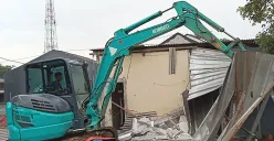 Rumah di Kampung Gabus, Desa Srimukti, Kecamatan Tambun Utara, Kabupaten Bekasi, dibongkar, Rabu, 18 Juni 2025. (Sumber: Poskota/Nurpini Aulia Rapika)