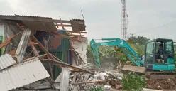 Proses penertiban bangunan di Jalan Tanggul Kong Isah, Kampung Gabus, Desa Srimukti, Kecamatan Tambun Utara, Kabupaten Bekasi, Rabu, 18 Juni 2025. (Sumber: Poskota/Nurpini Aulia Rapika)