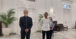 Wali Kota Bogor, Dedie A. Rachim bersama Wakil Wali Kota Bogor, Jenal Mutaqin dalam konferensi pers pengumuman Sekretaris Daerah (Sekda) Kota Bogor, di Balai Kota, Selasa, 17 Juni 2025. (Sumber: Poskota/Sekar Putri Andini)