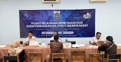 Suasana posko SPMB 2025 di SMAN 78 Jakarta Barat pada hari terakhir pendaftaran jalur prestasi, tampak sepi, Rabu, 18 Juni 2025. (Sumber: Poskota/Pandi Ramedhan)