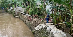 Kondisi tanggul di Kali Krukut RW 01 Kelurahan Petogogan, Kebayoran Baru, Jaksel, yang jebol pada Selasa, 17 Juni 2025 malam saat hujan deras. (Sumber: Poskota/Pandi Ramedhan)