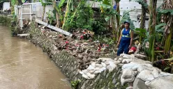 Kondisi tanggul di Kali Krukut RW 01 Kelurahan Petogogan, Kebayoran Baru, Jaksel, yang jebol pada Selasa, 17 Juni 2025 malam saat hujan deras. (Sumber: POSKOTA | Foto: Pandi Ramedhan)