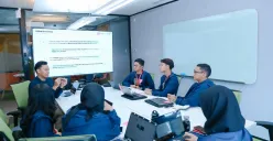 Mentee Digistar Class Intern tengah menyimak pemaparan dan berdiskusi studi kasus bisnis yang
terkait dengan Telkom. (Sumber: Dok. Telkom Indonesia)