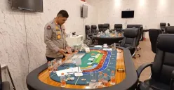 Petugas Polda Jabar saat memeriksa lokasi bekas lapangan futsal yang dijadikan tempat judi kasino ilegal di Jalan Ahmad Yani, Bandung. Puluhan meja judi dan barang bukti lainnya berhasil diamankan dalam operasi tersebut. (Sumber: Istimewa)