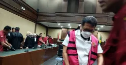 Zarof Ricar tertunduk seusai menjalani sidang vonis di Pengadilan Tipikor Jakarta. (Sumber: POSKOTA | Foto: Ramot Sormin)