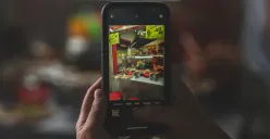 Ilustrasi - menjual foto di website untuk dapat uang dari internet. (Sumber: Pexels/Los Muertos Crew)