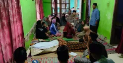Kapolsek Petir Iptu Furqon Saibatin saat bertakziah ke rumah almarhum Ubaidi, korban penganiayaan yang dilakukan ODGJ. (Sumber: Humas Polres Serang)