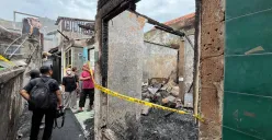 Lokasi kebakaran rumah tinggal di kawasan Tebet, Jakarta Selatan, yang menyebabkan satu orang tewas pada Kamis, 19 Juni 2025 dini hari. (Sumber: Poskota/Pandi Ramedhan)