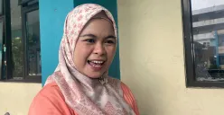 Novi, 38 tahun, salah seorang orang tua murid SDN 01 Pondok Betung, Tangsel. (Sumber: POSKOTA | Foto: Primayanti)
