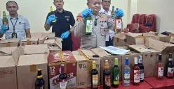 Kapolsek Pancoran Mas AKP Hartono menunjukkan barang bukti ratusan botol miras di sebuah warung jamu dalam Terminal Depok. (Sumber: POSKOTA | Foto: Angga Pahlevi)