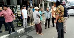 Petugas Satpol PP Pandeglang bersama warga saat melakukan pengamanan ODGJ di Pasar Badak Pandeglang. (Sumber: Dok Satpol PP Pandeglang)