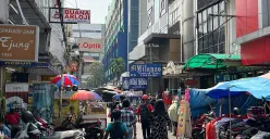 Suasana di kawasan Pasar Baru, Jakarta Pusat, yang terlihat sepi pengunjung pada Kamis, 19 Juni 2025. (Sumber: POSKOTA | Foto: Pandi Ramedhan)