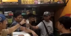 Anggota Tim Opsnal Polsek Tajurhalang gerebek penjual miras oplosan berkedok warung jamu di Jalan PWRI, Tajurhalang, Kabupaten Bogor. (Sumber: Dok Polsek Tajurhalang)