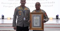 Kapolres Serang AKBP Condro Sasongko bersama Kapolda Banten Irjen Suyudi Ario Seto usai menerima penghargaan. (Sumber: Dok Humas Polres Serang)