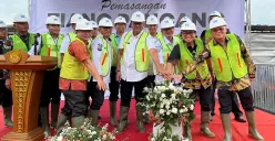 Perumda Pasar Tohaga memasang tiang pancang pertama sebagai simbolis dimulainya pembangunan Pasar Rakyat Leuwiliang pada Rabu, 18 Juni 2025. (Sumber: Pemkab Bogor)
