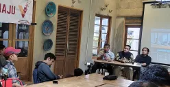 Vinus Bekasi Raya merilis Survei kepuasan masyarakat terhadap kinerja 100 hari kerja Wali Kota/Wakil Wali Kota Bekasi, Tri Adhianto dan Abdul Harris Bobihoe, Kamis, 19 Juni 2025. (Sumber: POSKOTA | Foto: Nurpini Aulia Rapika)
