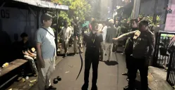 Polisi mengamankan senjata tajam yang dibawa sekelompok remaja yang hendak melakukan aksi tawuran di Jalan H Toran, Ciputat Timur, Tangerang Selatan. (Sumber: Dok Polsek Ciputat Timur)
