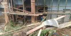 Perbaikan rumah terdampak tanah longsor di Kampung Areng, RT 1 RW 11, Desa Wangunsari, Kecamatan Lembang, Kabupaten Bandung Barat. (Sumber: Poskota/Gatot Poedji Utomo)