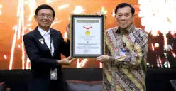 Rektor Universitas Bhayangkara Jakarta Raya (UBJ), Irjen. Pol. (Purn) Prof. Bambang Karsono meraih rekor MURI (Sumber: Dok. UBJ)