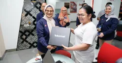 Direktur Utama Telkom Dian Siswarini (kiri) saat melakukan kunjungan kepada pelanggan segmen Business-to-Consumer (B2C) di GraPARI TelkomGroup Manyar, Surabaya. (Sumber: Dok. Telkom)