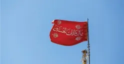 Pengibaran bendera merah di atas kubah Masjid Jamkaran di Iran. (Sumber: X/@Iran Observer)