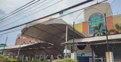 Suasana Grand Mall Bekasi tampak sepi dan tak berpenghuni. Tidak ada geliat aktivitas sama sekali usai pedagang dan tenan pilih angkat kaki, Jumat, 20 Juni 2025. (Sumber: Poskota/Nurpini Aulia Rapika)