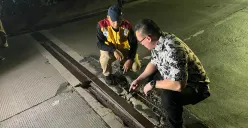 Anggota DPRD Jakarta, Hardiyanto Kenneth, tinjau jalan rusak di Jembatan Dua, Jakarta Utara, Kamis, 19 Juni 2025 malam. (Sumber: Poskota/Pandi Ramedhan)