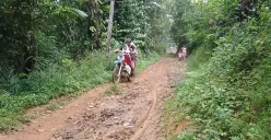 Kondisi jalan di wilayah Desa Bojongsalam, Kecamatan Rongga, Kabupaten Bandung Barat, yang tak pernah diperbaiki. (Foto: Gatot Poedji Utomo)
