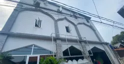 Api kecil dari ponpes di Kelurahan Cipadu Jaya, Kecamatan Larangan, Kota Tangerang, masih muncul, Jumat, 20 Juni 2025. (Sumber: Poskota/Primayanti Juli Kumala Manalu)