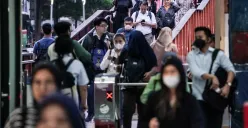 Sejumlah pekerja swasta menunggu kedatangan Transjakarta pada jam pulang kerja di Halte Bundaran HI, Jakarta, Kamis, 19 Juni 2025. (Sumber: Poskota/Bilal Nugraha Ginanjar)